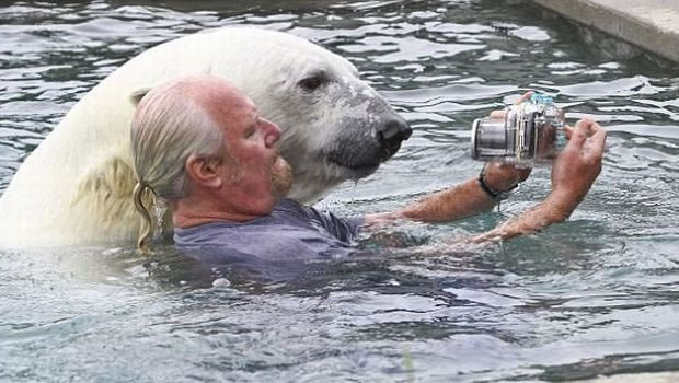 uomo orso polare