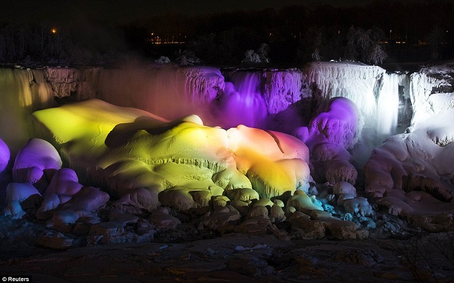 Cascate-del-Niagara-congelate